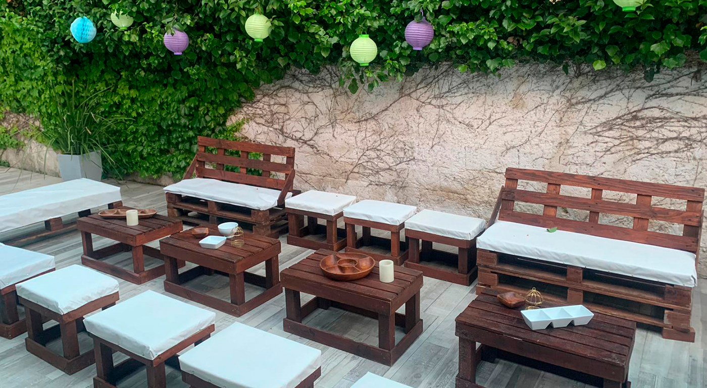 03-palets-and-love-banner-mobile-1400x768